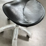 Friseurhocker MELVIN - glänzend schwarz - Zweite Wahl!